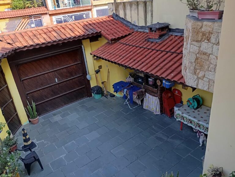 Sobrado em Área Residencial