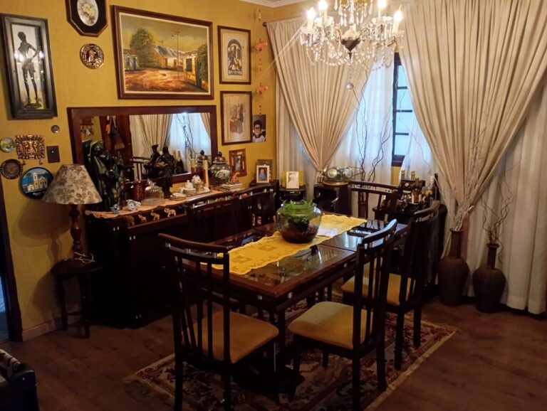 Sobrado em Área Residencial