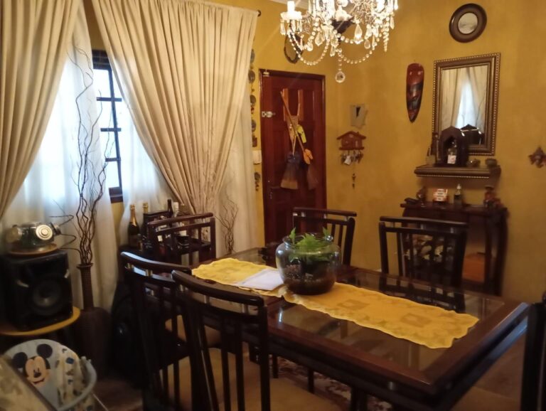 Sobrado em Área Residencial