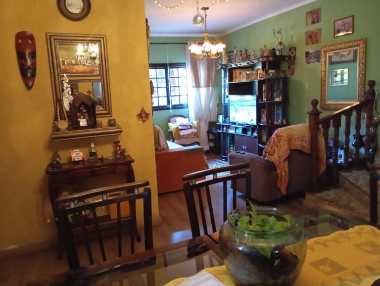 Sobrado em Área Residencial