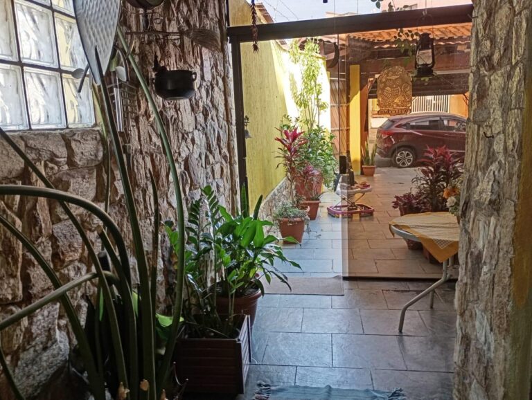 Sobrado em Área Residencial