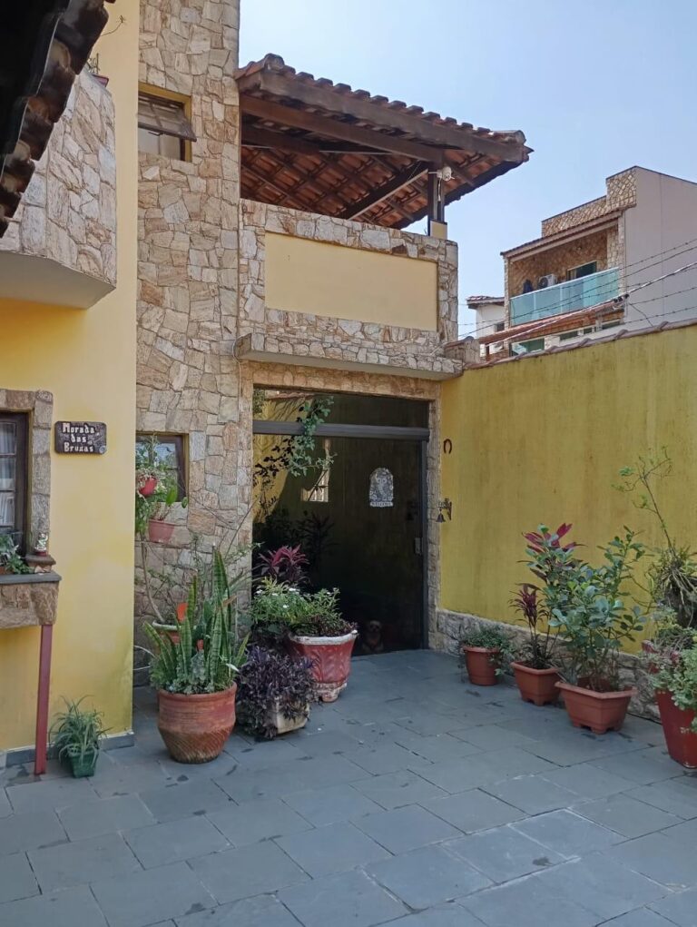 Sobrado em Área Residencial