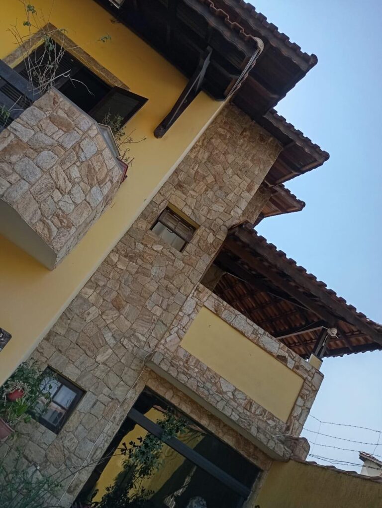 Sobrado em Área Residencial