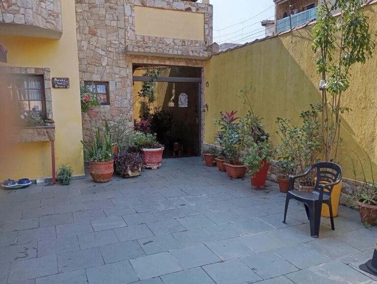 Sobrado em Área Residencial