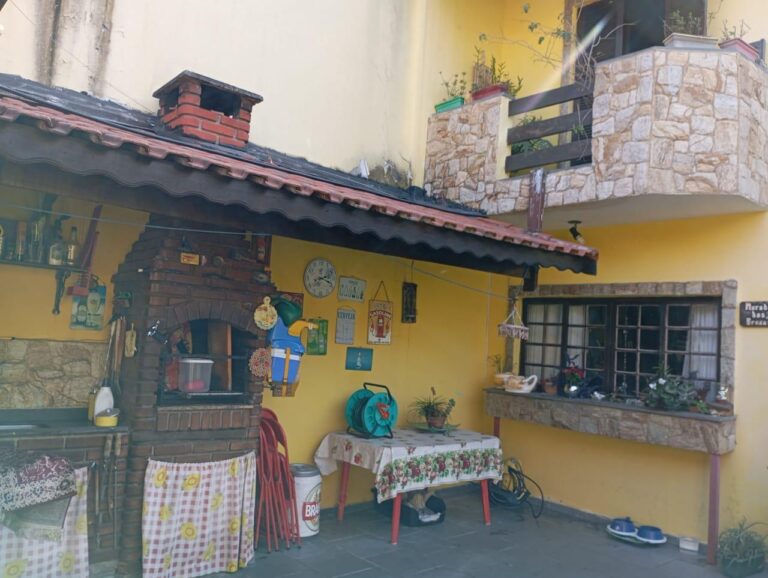 Sobrado em Área Residencial