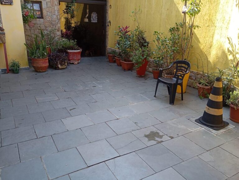Sobrado em Área Residencial