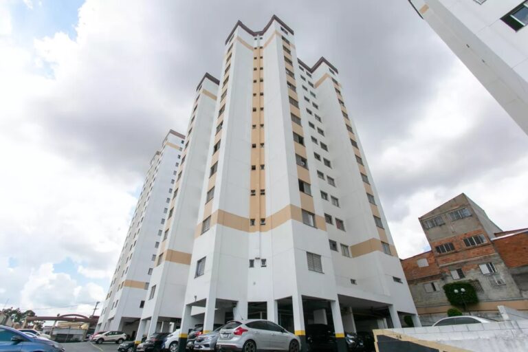 Apartamento em Vila Carmosina